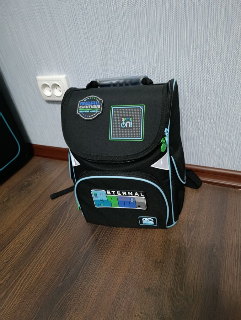 Продам шкільний портфель