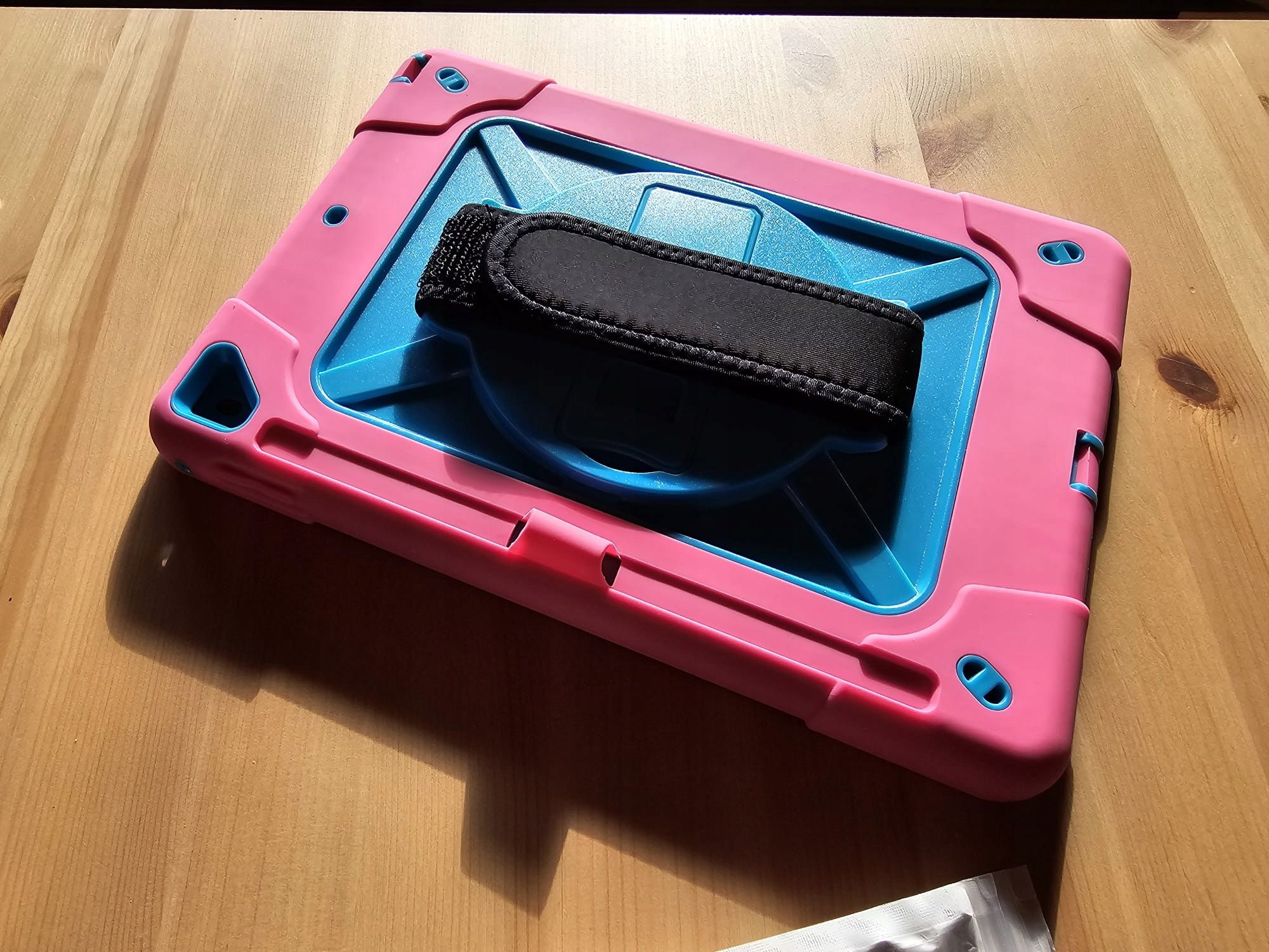Etui Obudowa Case na Tablet iPad 6/5/Air 2/Pro 9.7" z Paskiem Pancerny