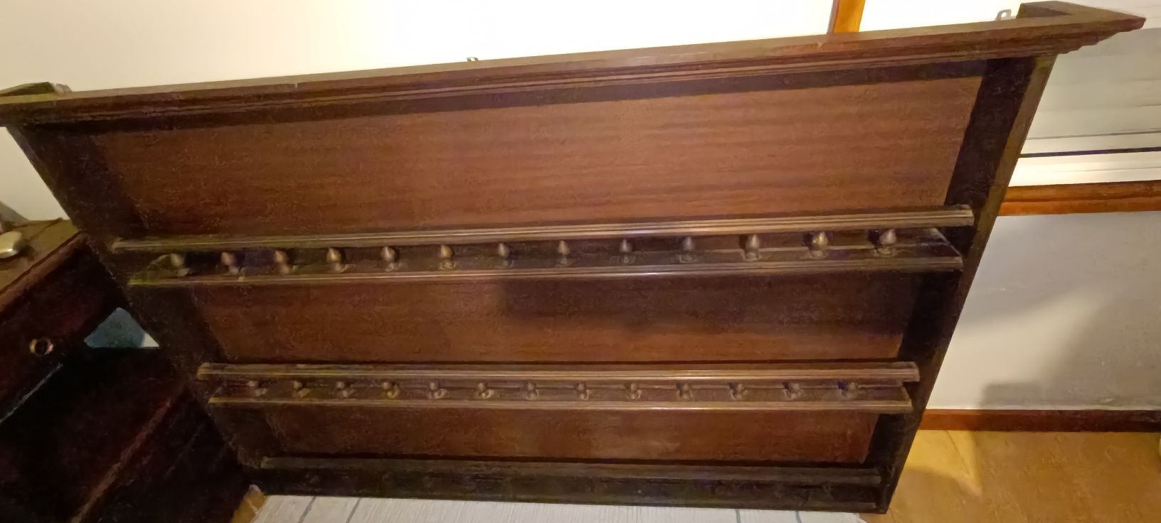 Estante decorativa de madeira