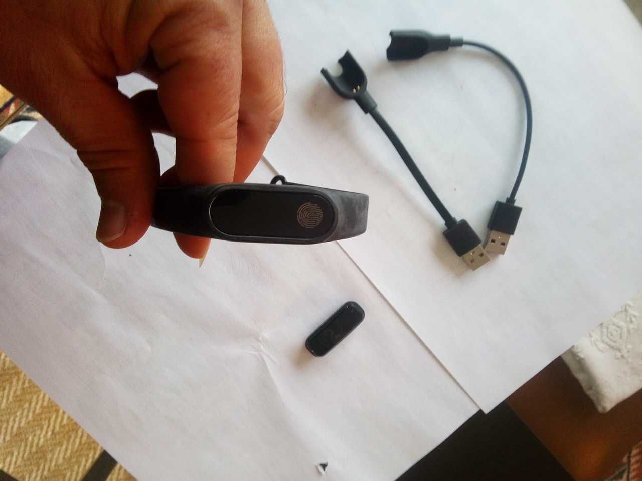 Relógios esportivos inteligentes fitness, pulseira e carregadores.