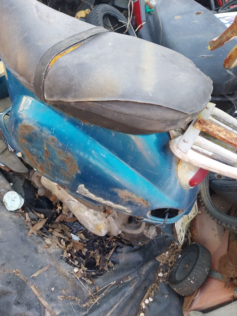 Vespa ET4 125 scooter velha