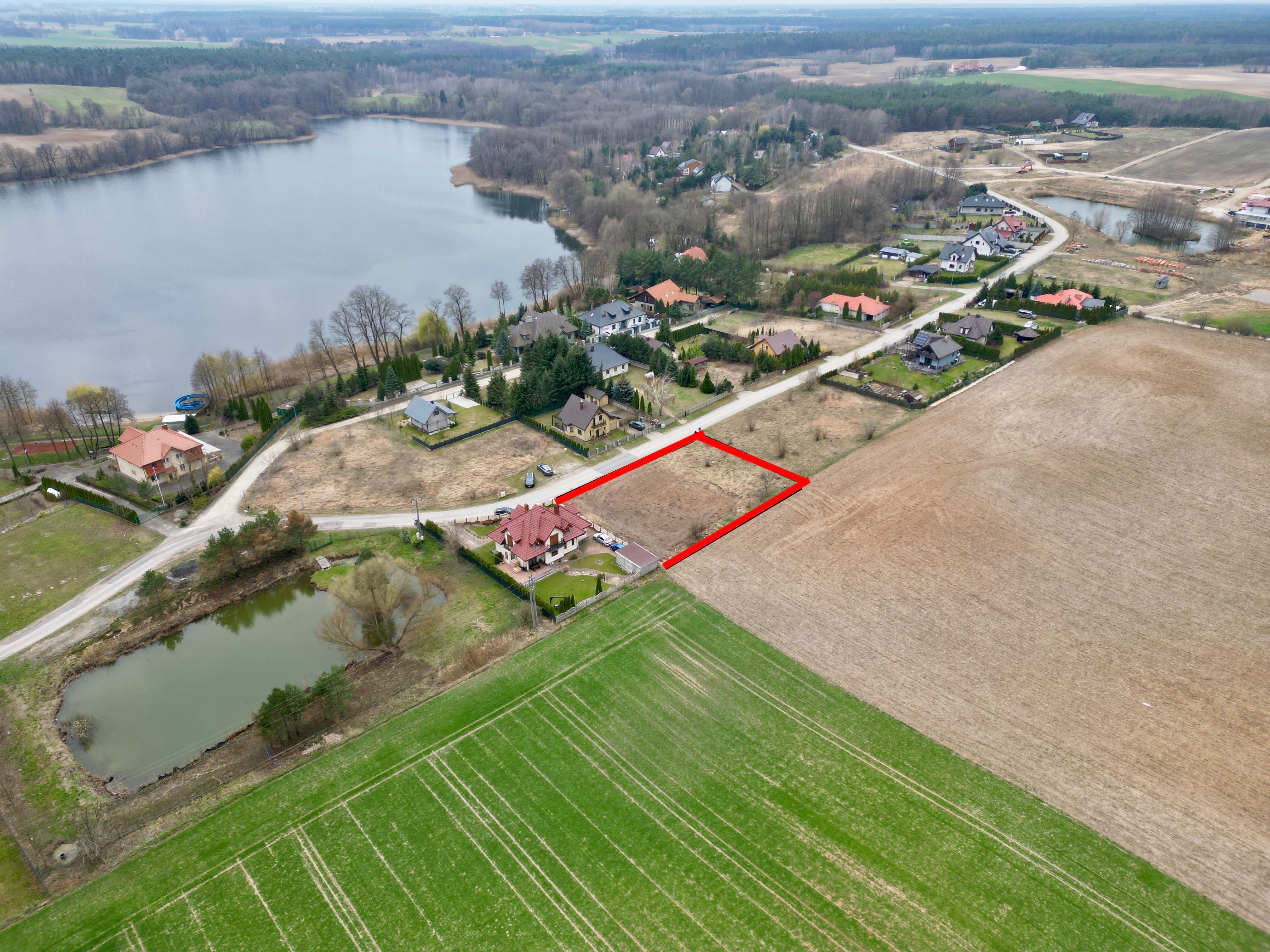 Sprzedam działkę budowlaną nad jeziorem 1260.m.