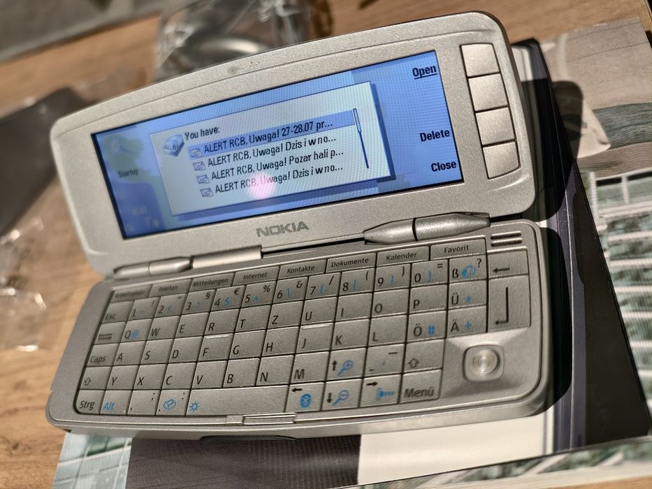 nokia 9300 pudelko stojak komplet