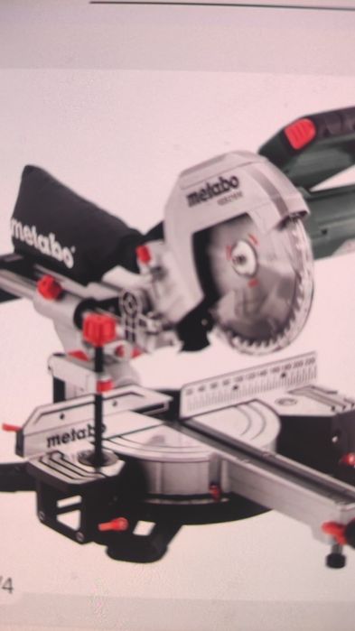 Продаю практично нову,якісну торцовочну пилу Metabo