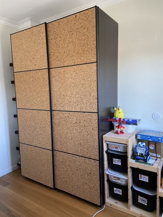 PAX IKEA com portas deslizantes incluindo painéis (em cortiça)