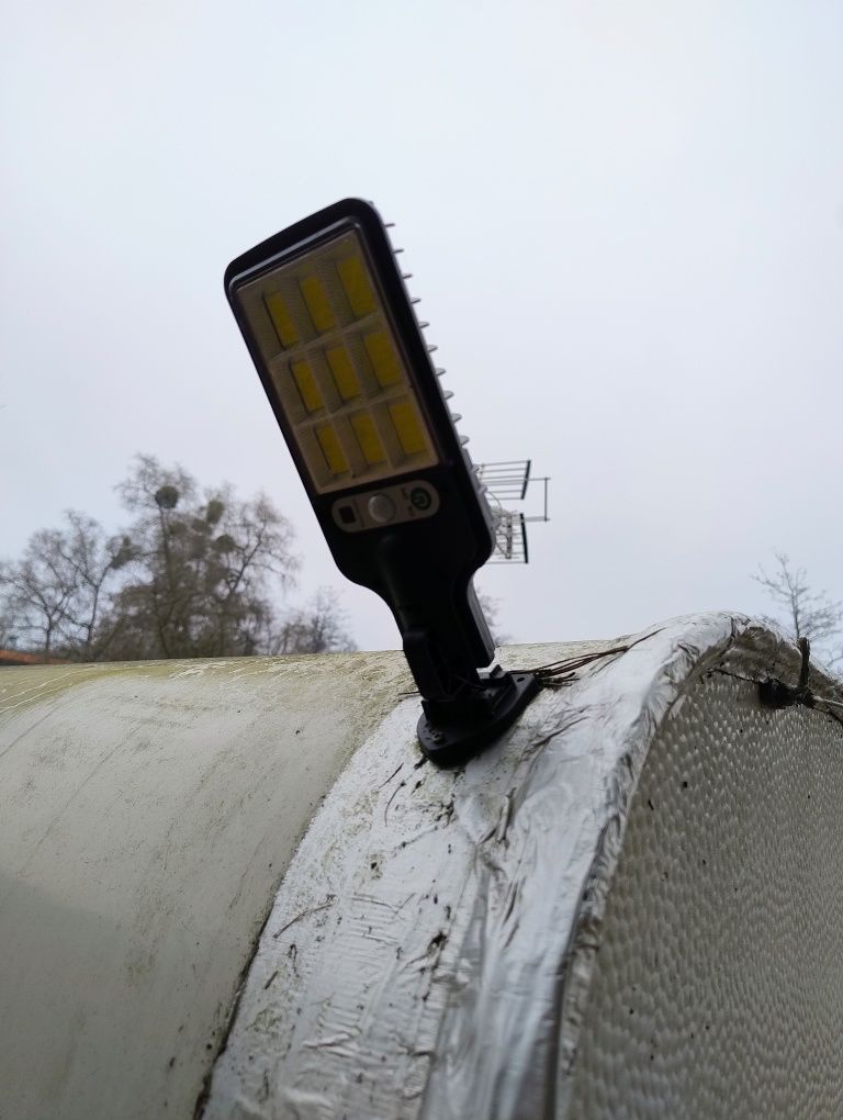Lampa LED solarna z czujnikiem ruchu oraz pilotem nowa.