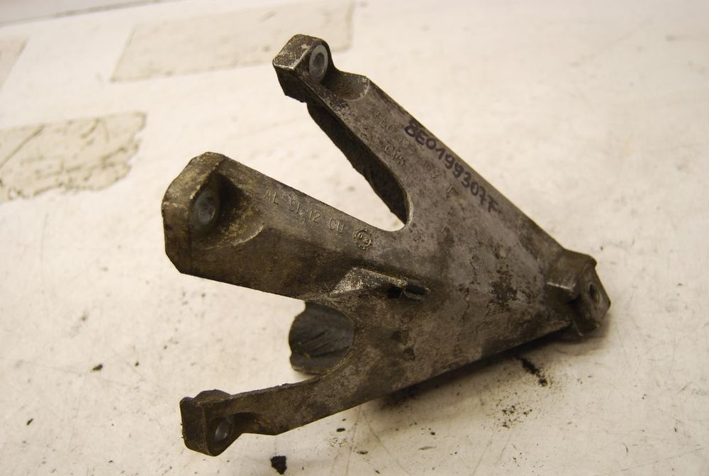 ŁAPA WSPORNIK SILNIKA 8E0199307F AUDI A4 B6 B7 2.5 TDI