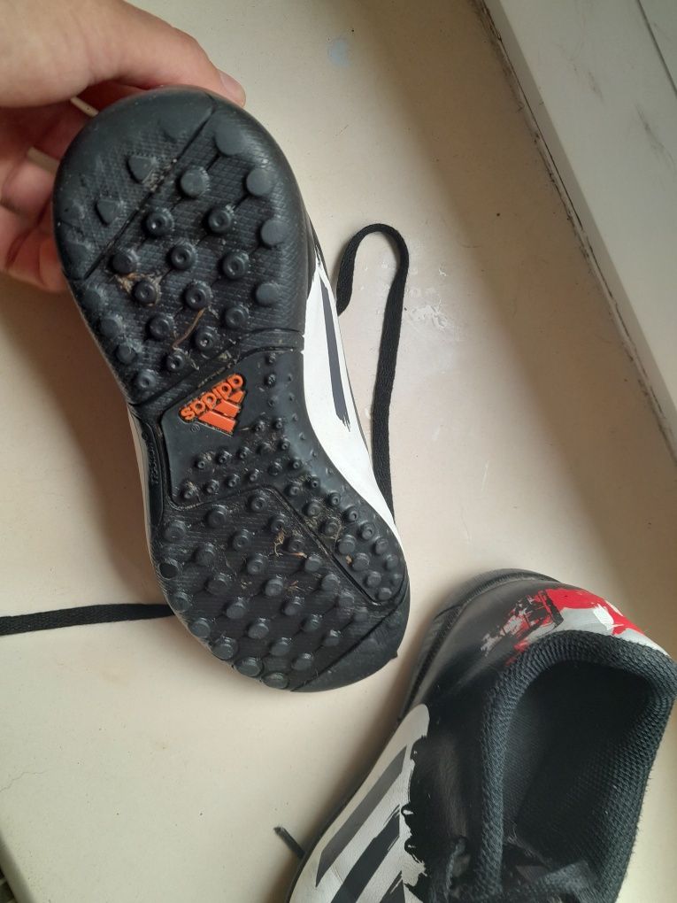 Buty piłkarskie adidas , pół korki 29