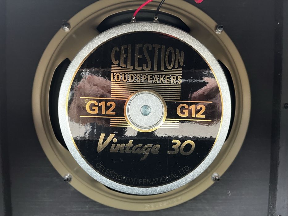 Coluna 1x12 Harley Benton com Celestion V30 e capa