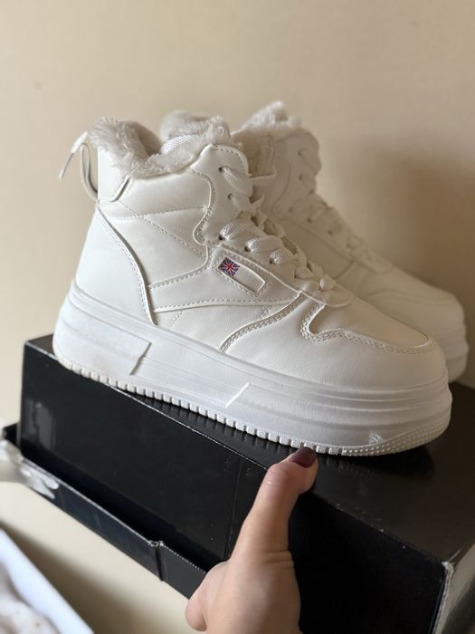 Кросівки зимні жіночі