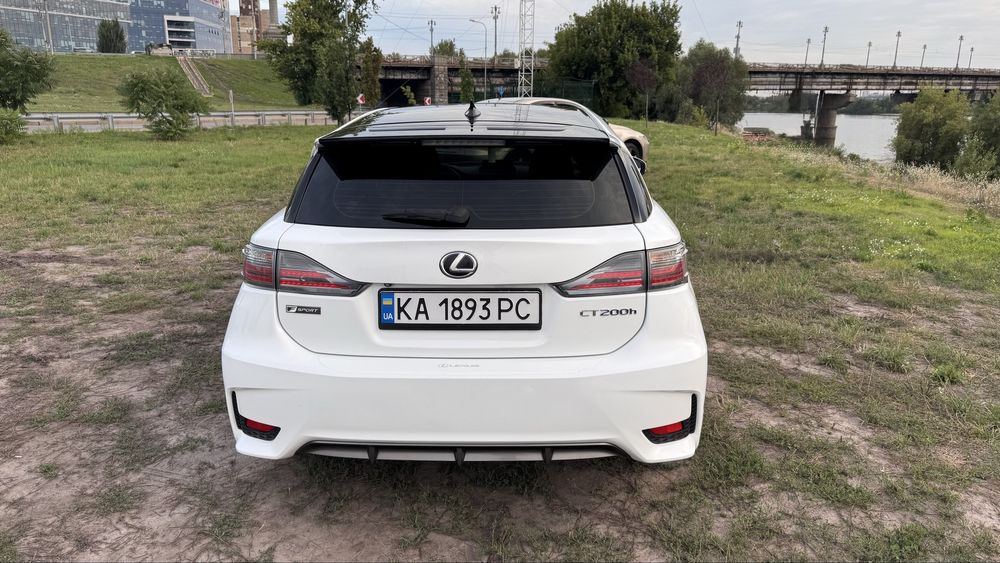 Продам Lexus ct200h