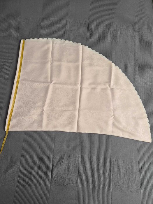 Obrus plamoodporny, owalny w kolorze jasnomorelowym