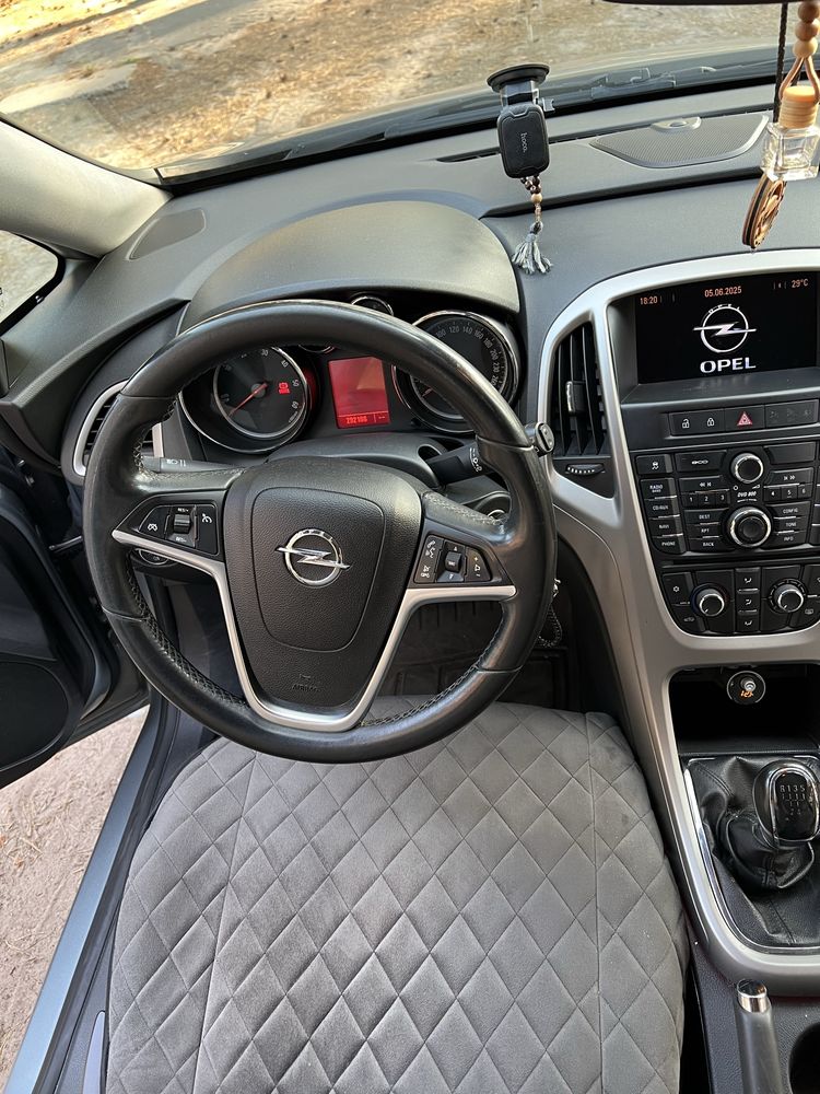 Автомобіль Opel Astra J