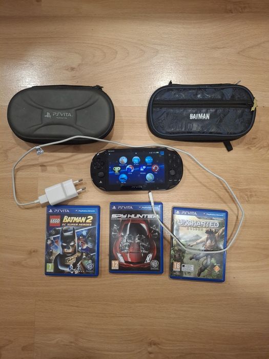 Conjunto PS Vita, 3 jogos, 2 malas para a consola e carregador