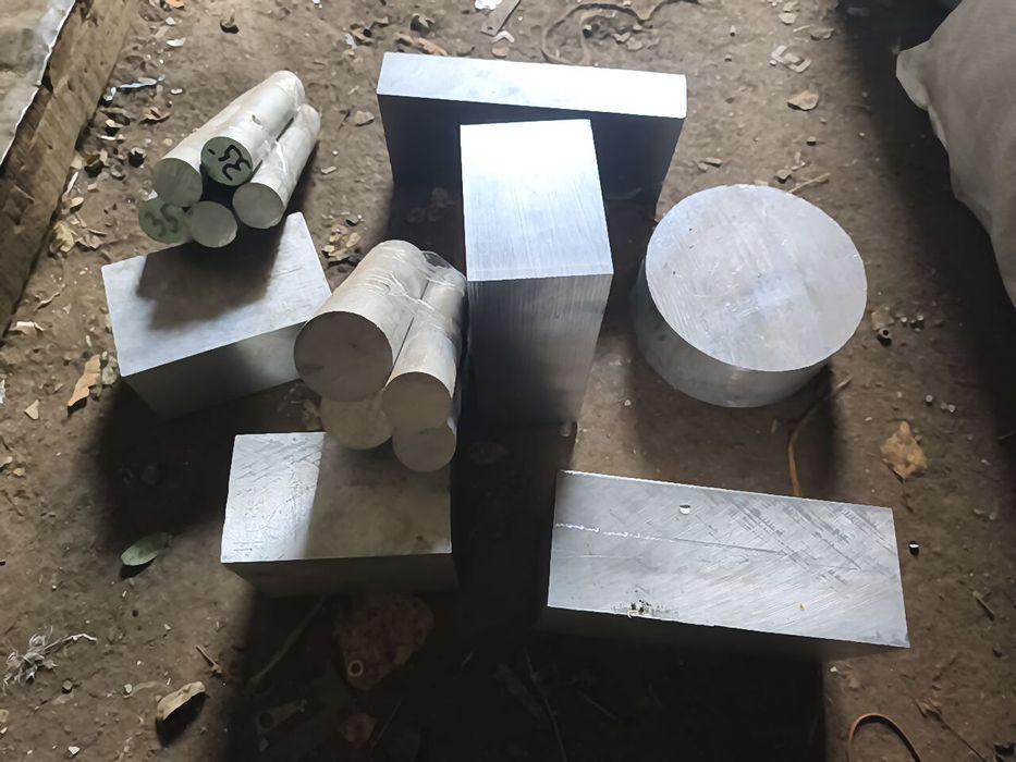 Кругляк алюміній і кусків квадратниє