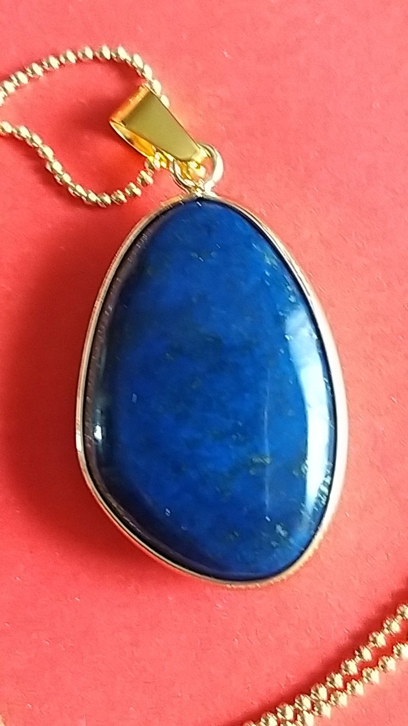 Wisiorek z kamienia lapis lazuli.