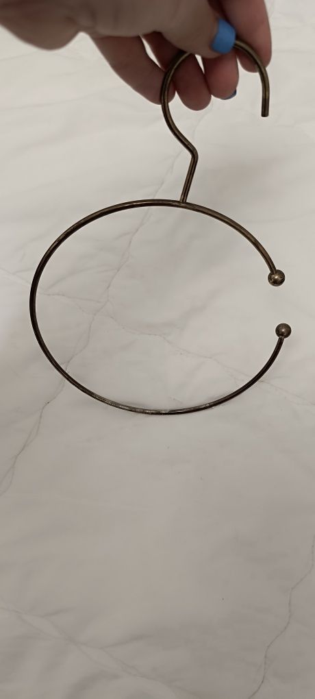 Suporte em metal para colocar cintos. Bastante útil. 
Usado.