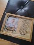 Drewniana ramka na zdjęcie 9x13 personalizowana z napisem Tomek