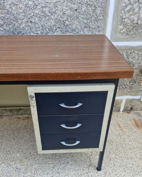 Várias secretarias bom estado