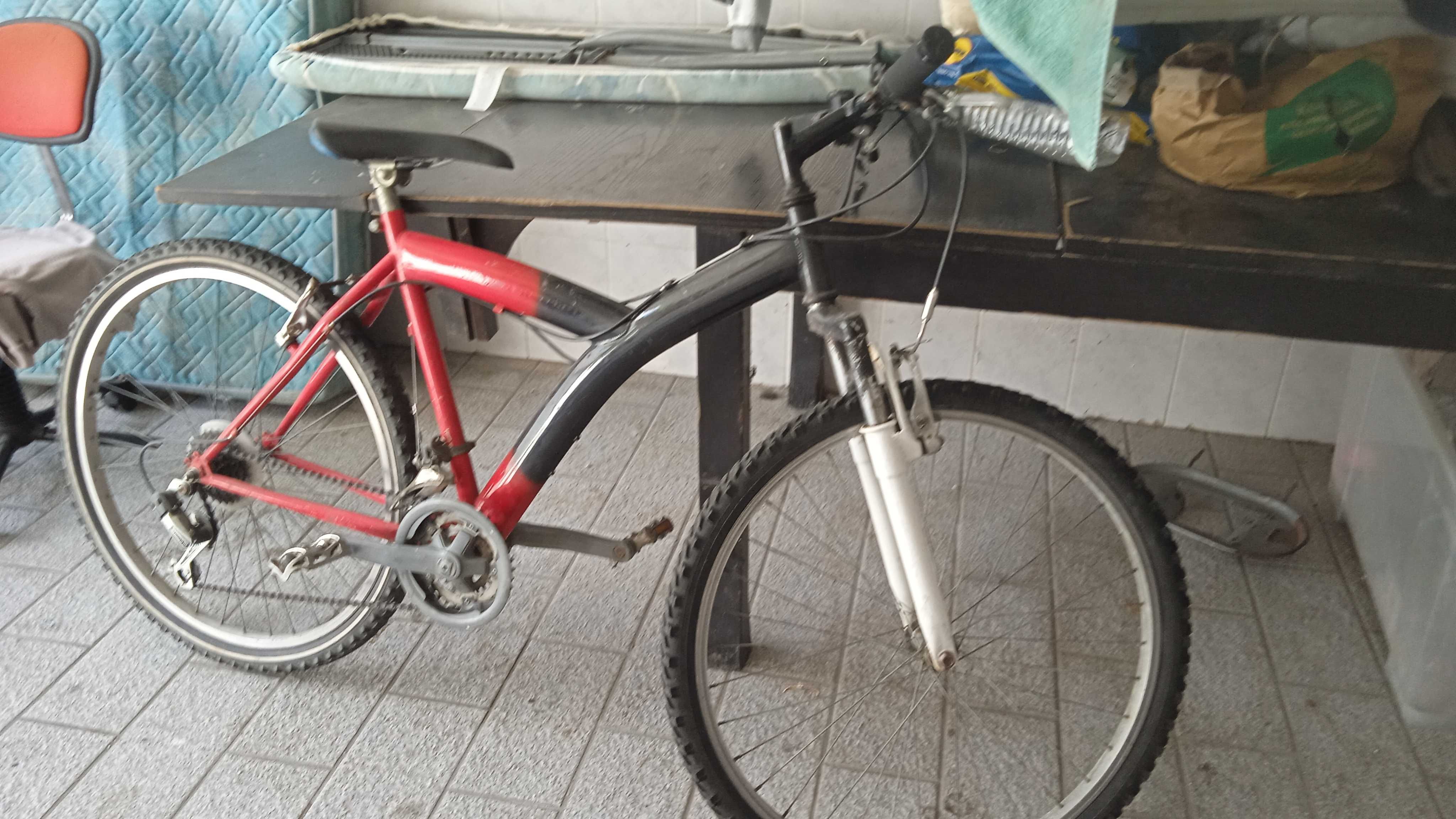 Bicicleta usada, mais máquina de café usada