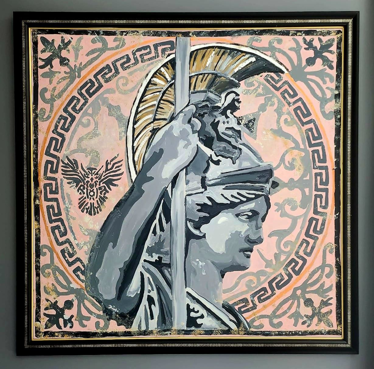 Obraz akrylowy Atena w kolorach różu, szarości i złota. Rama versace