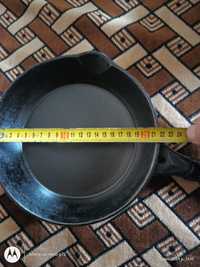 Продам чугунную   сковороду диаметром 220 мм. 220 см.