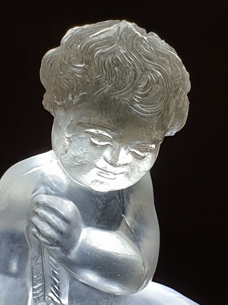 Pequena antiga escultura de putto Amor em cristal francês