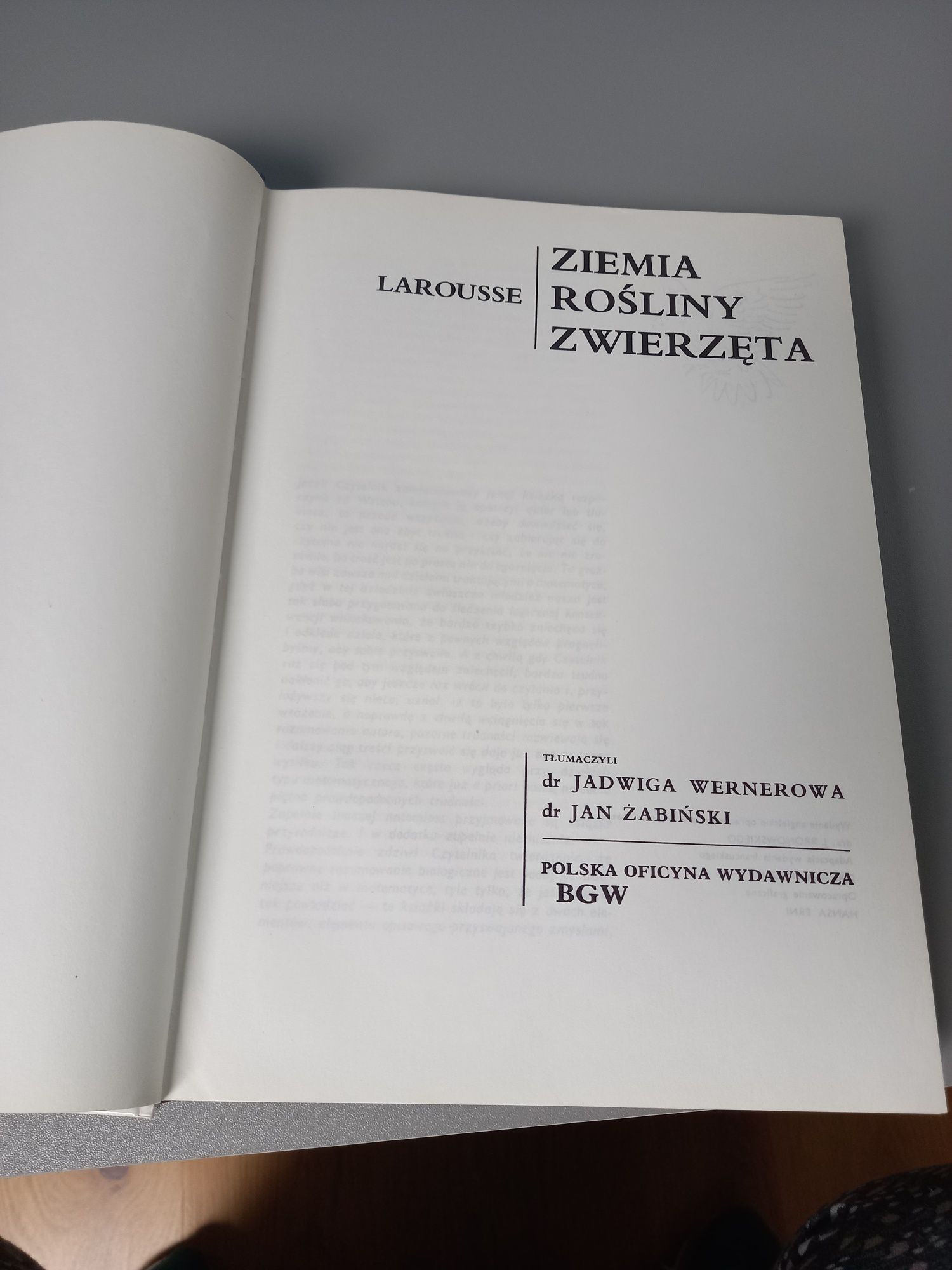 Larousse "Ziemia rośliny zwierzęta"