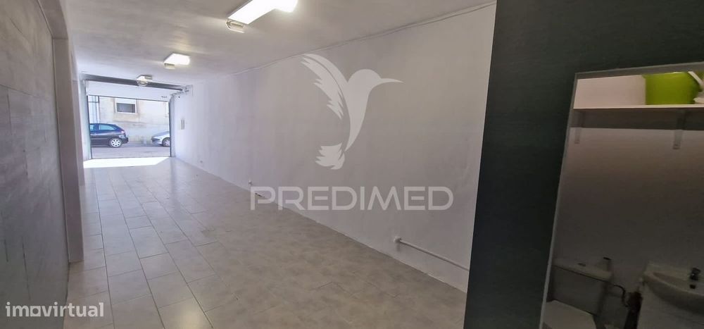 Armazém/Garagem com 60m2 no centro da Cova da Piedade