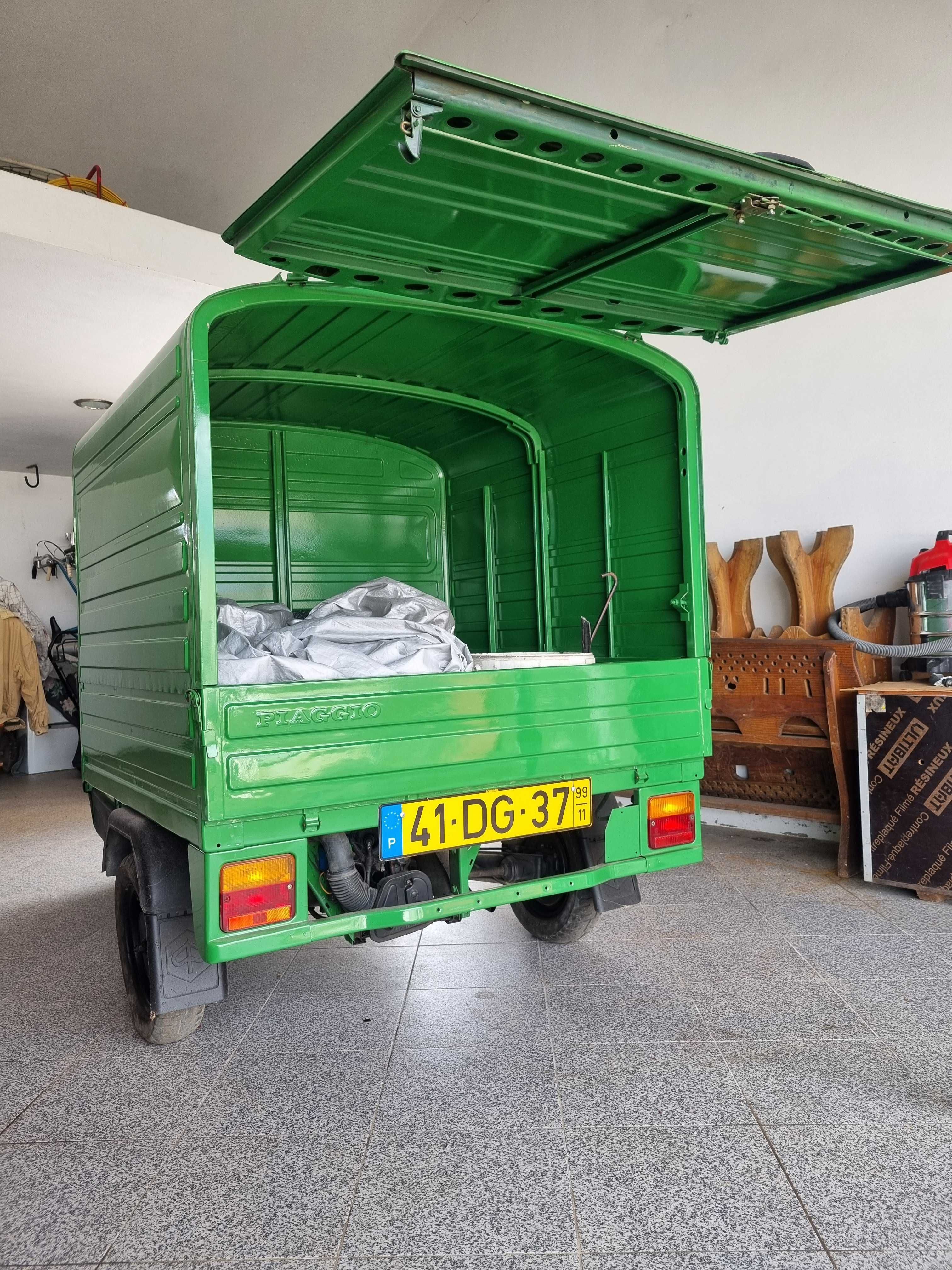 Tuktuk Piaggio verde