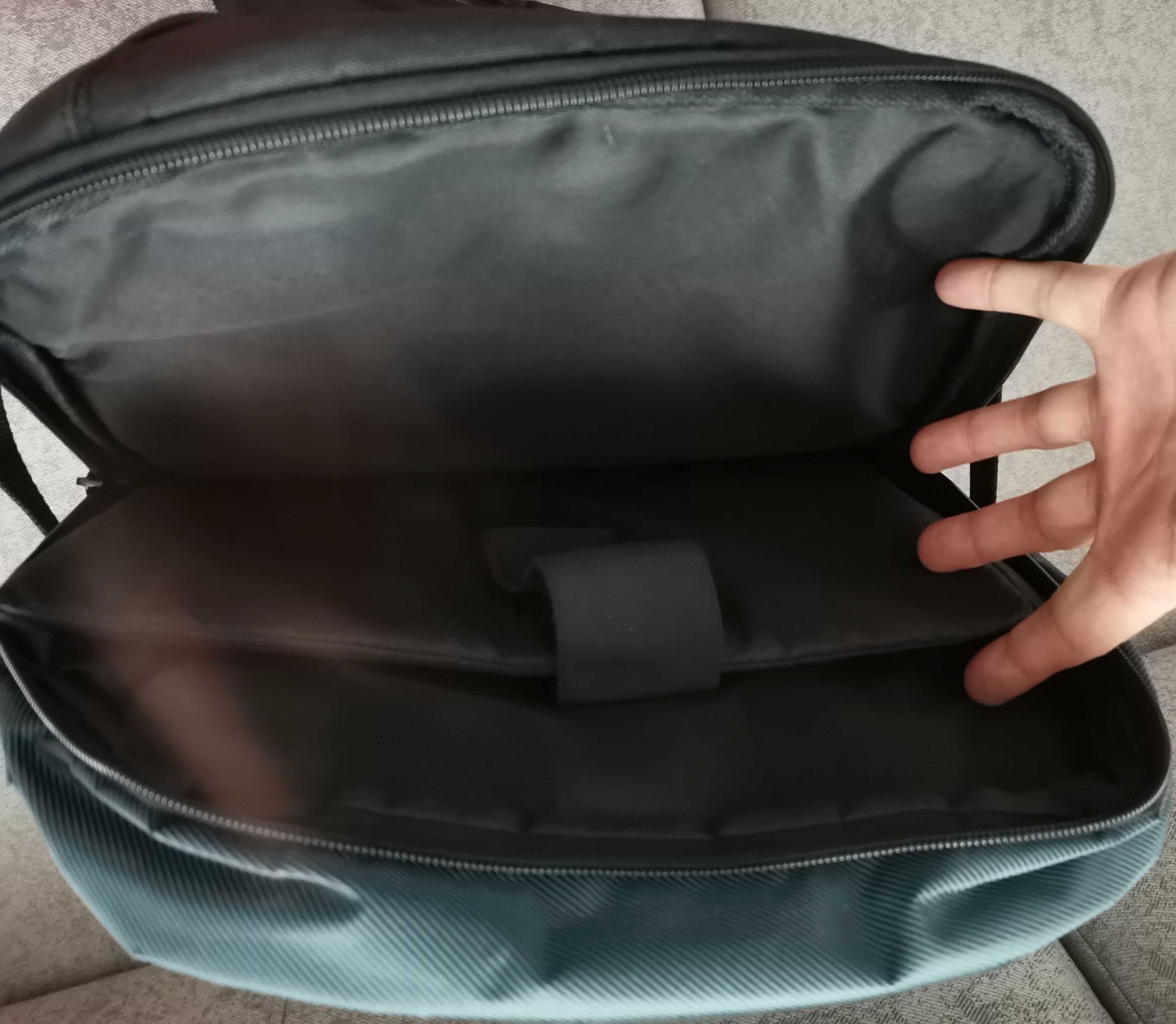 Plecak na laptopa marki TARGUS model TCB 001 L. Solidny.