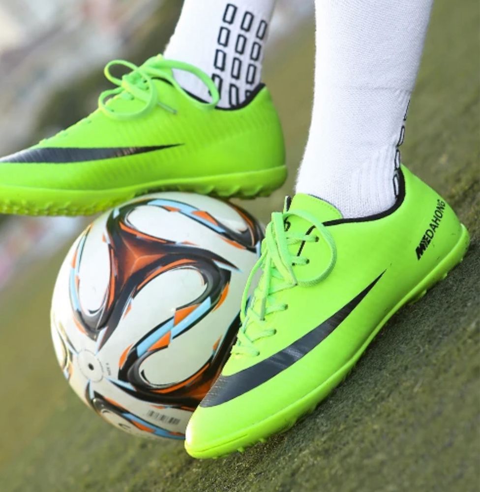 Buty piłkarskie obuwie sportowe futbolówki turfy orlik