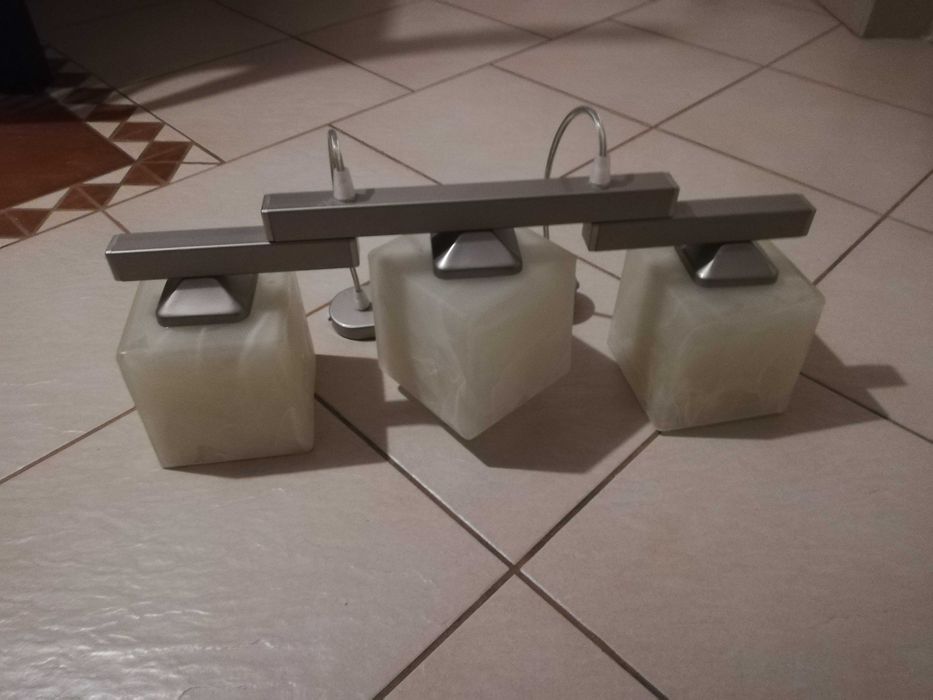 Sprzedam żyrandol w komplecie z kinkietem