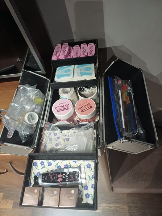 Kuferek na przyrządy do stylizacji paznokci z zawartością