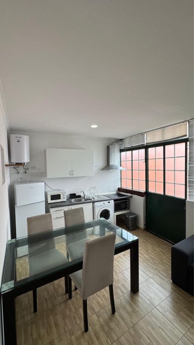 Alugo apartamento T.1 em Belas