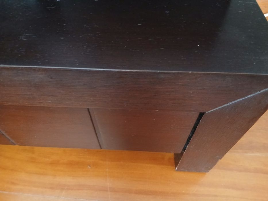 Cama de casal com mesas de cabeceira
