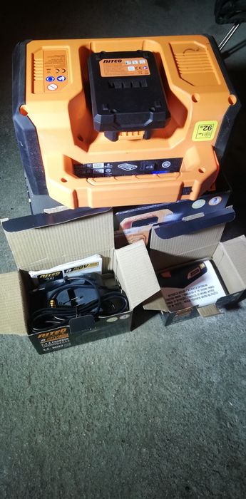 Akumulatorowy kompresor 20V MAX Niteo + akumulator + ładowarka