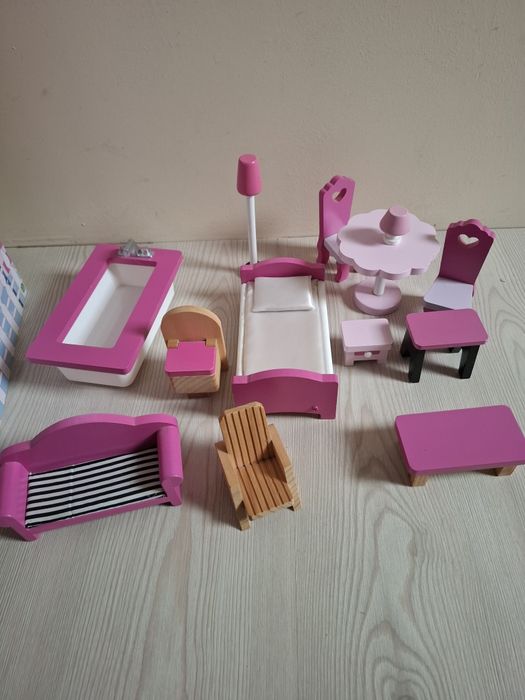 Drewniany domek dla lalek