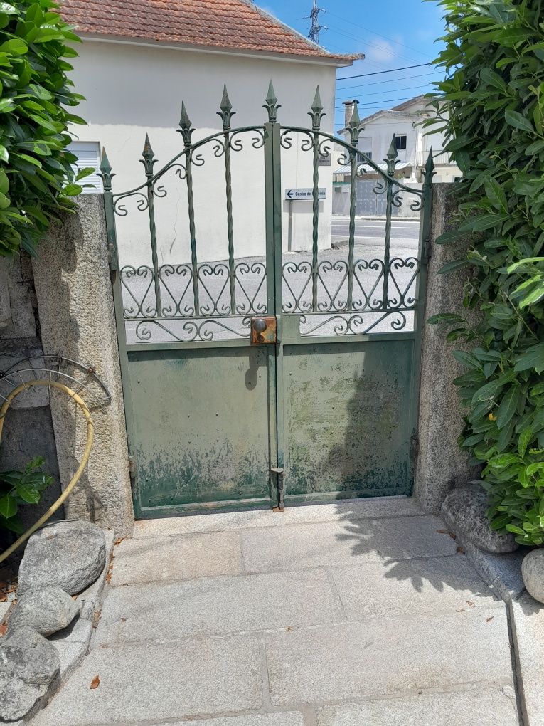 Vende-se portão em ferro