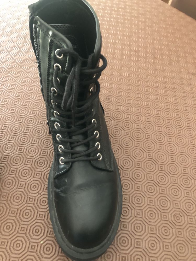 botas pretas de pele