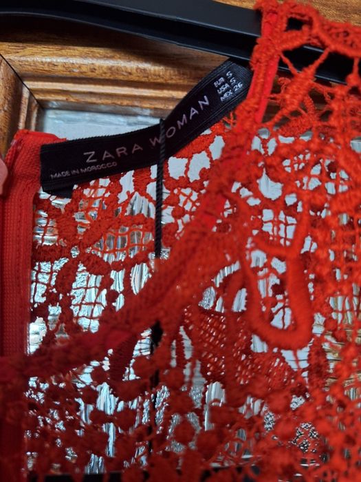 Vestido Zara com renda. Vermelho. Tamanho S. Novo