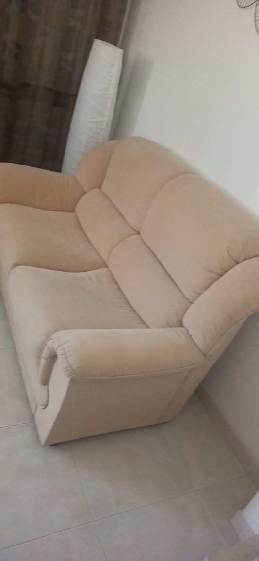Sofá bege 2 lugares com cama.