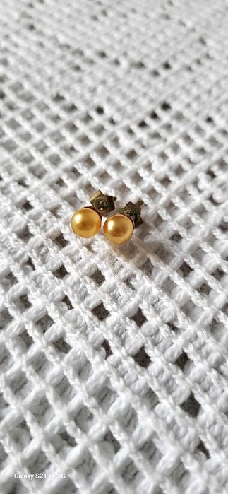 Brincos com pérolas artificiais