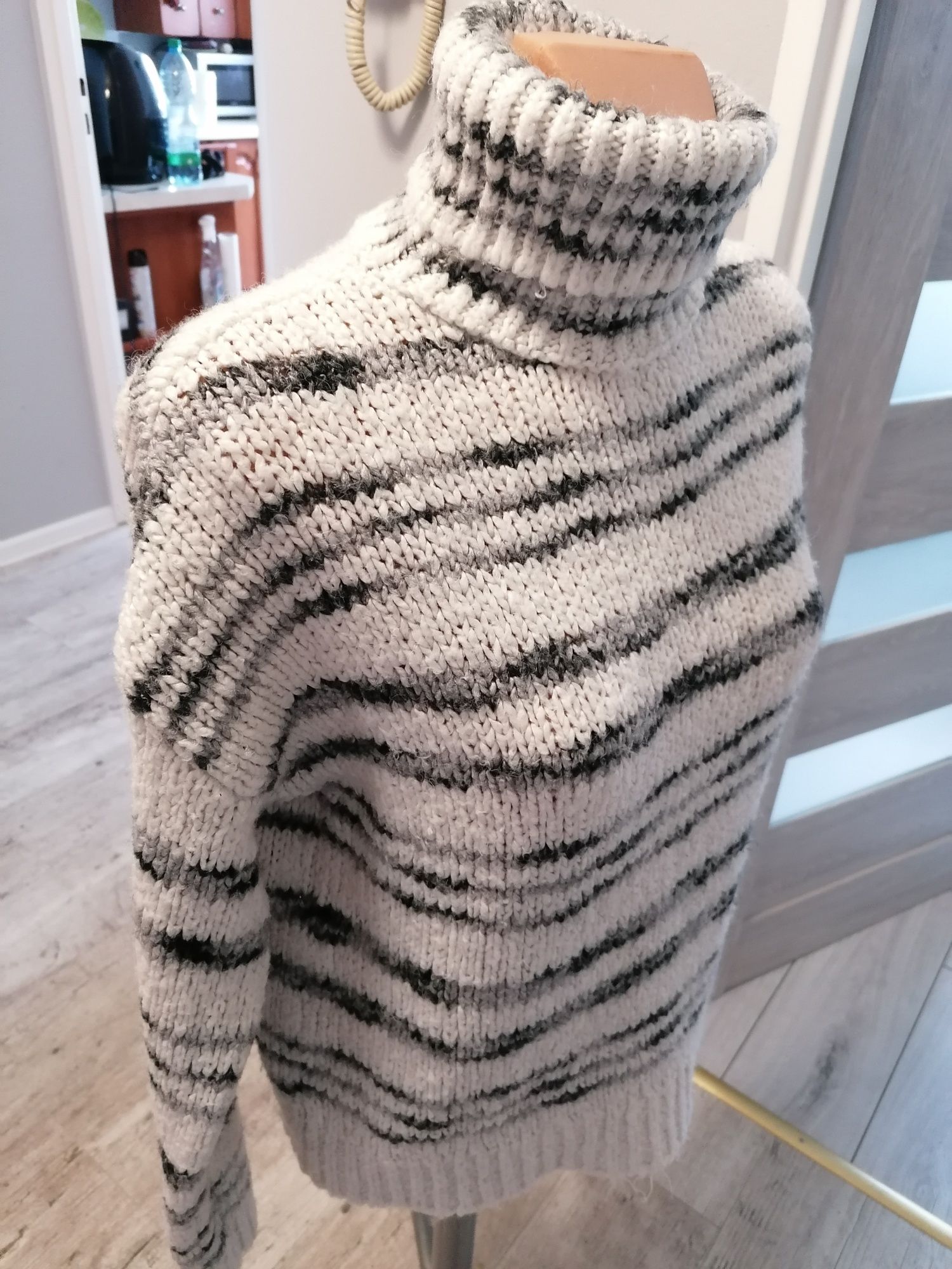 Sweterek wełniany ciepły z golfem