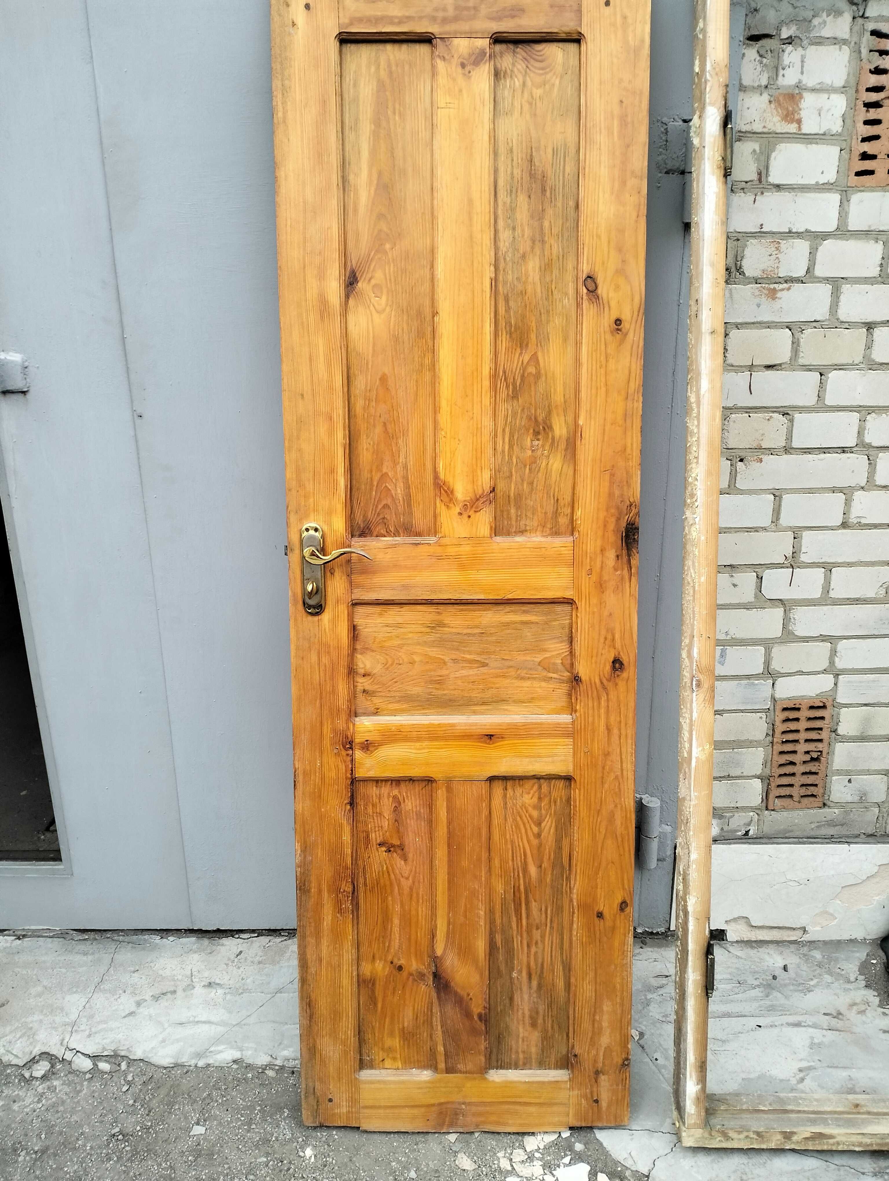 Дерев'яні двері з коробкою