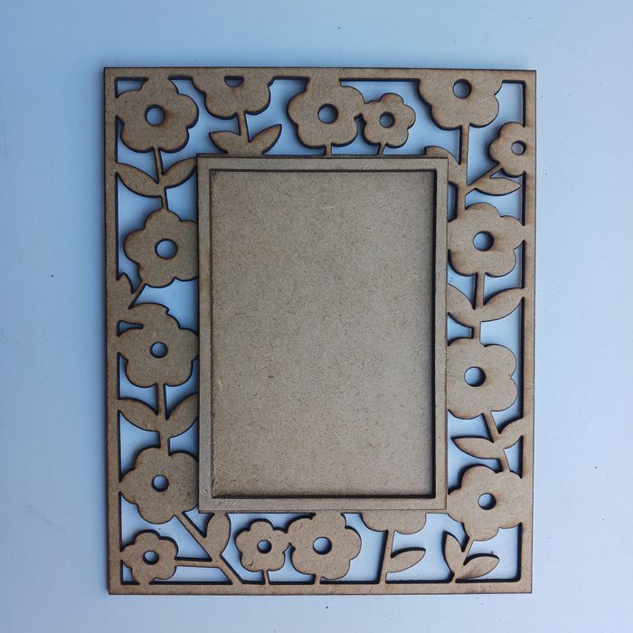 Quadros recortados em madeira