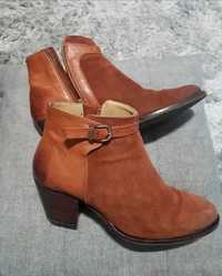 Botins em pele camel