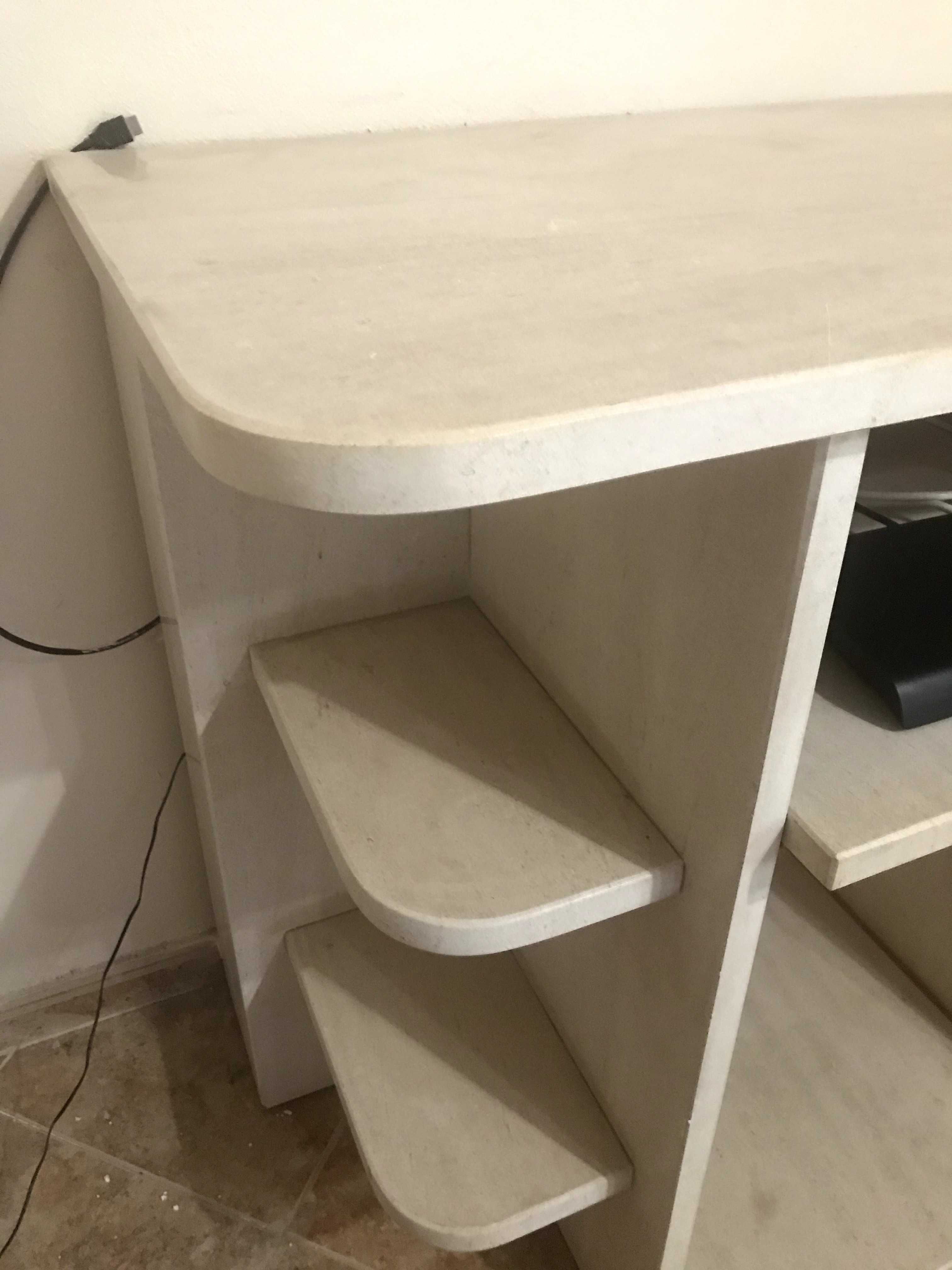 Móvel em mármore para televisão