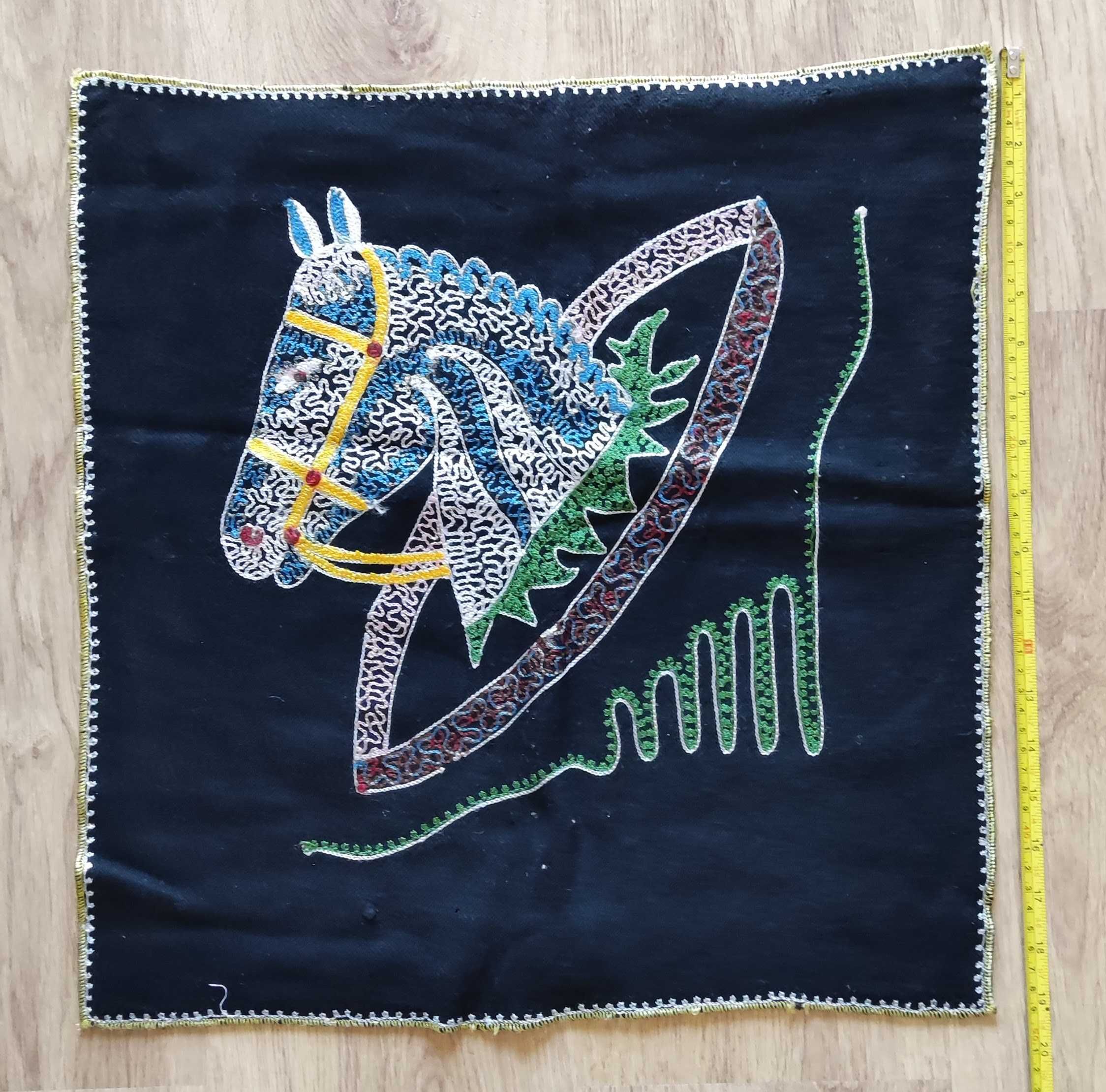 Fronha de almofada com cavalo bordado