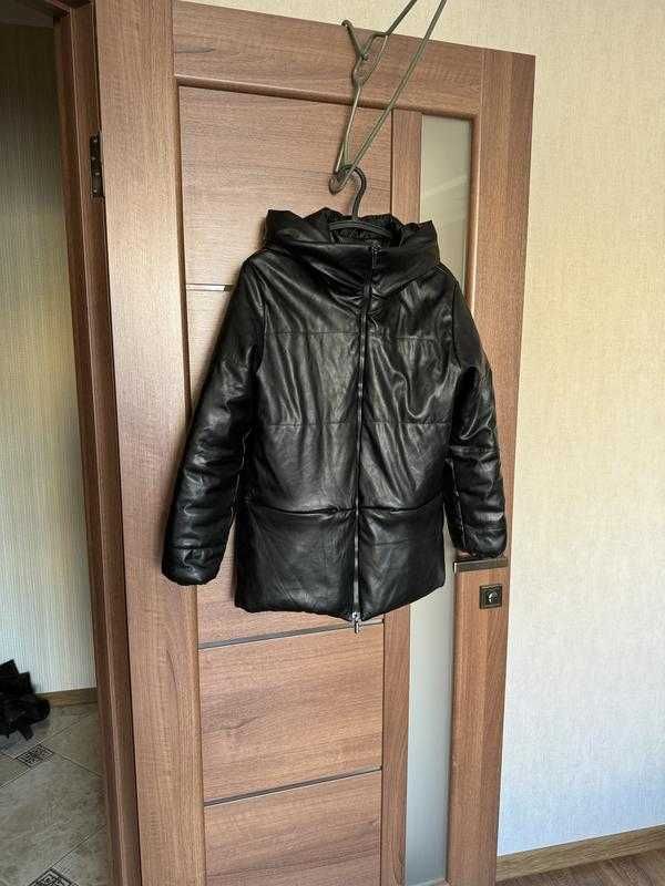 Стильная курточка пуховик с капюшоном размер 44 кожзам Bershka кожанка